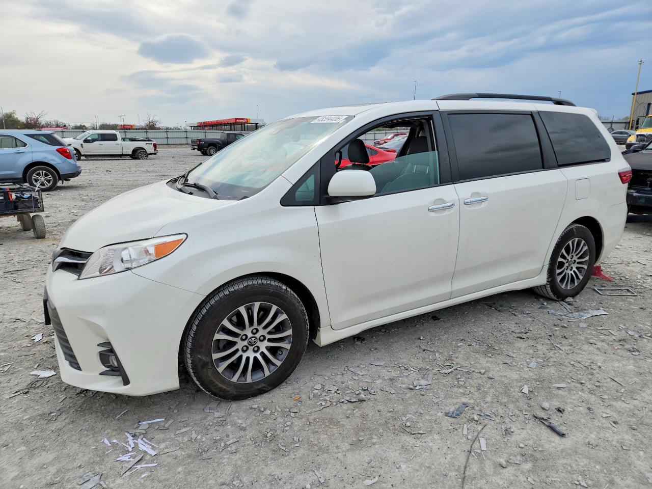 Salvage Toyota Sienna Image