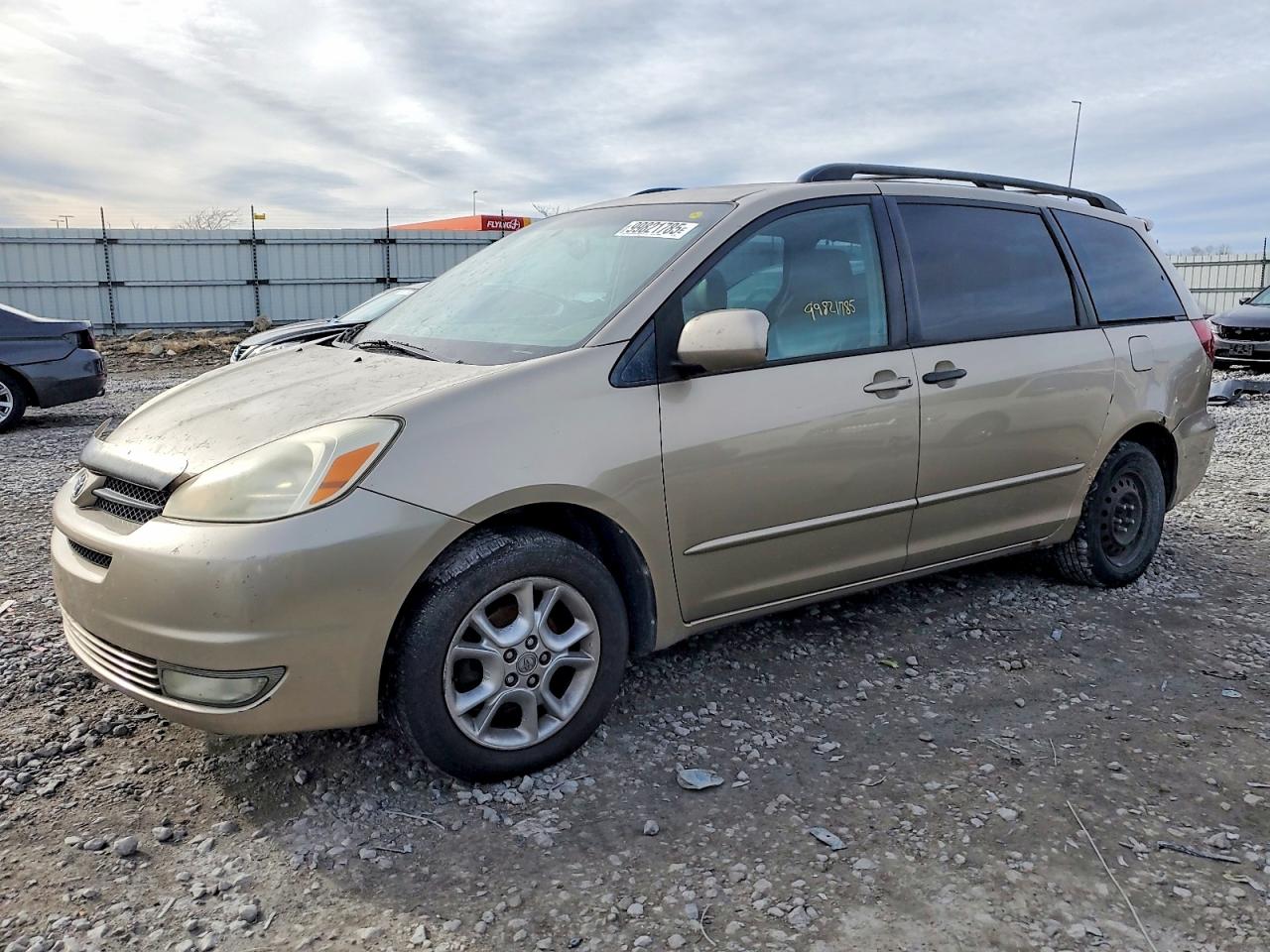 Salvage Toyota Sienna Image