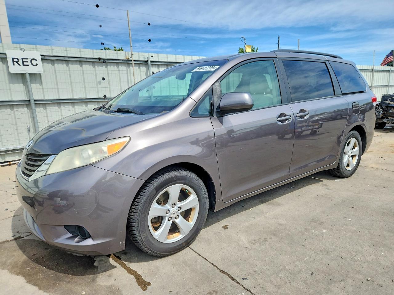 Salvage Toyota Sienna Image