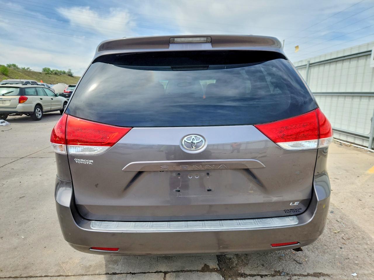 Toyota Sienna Le