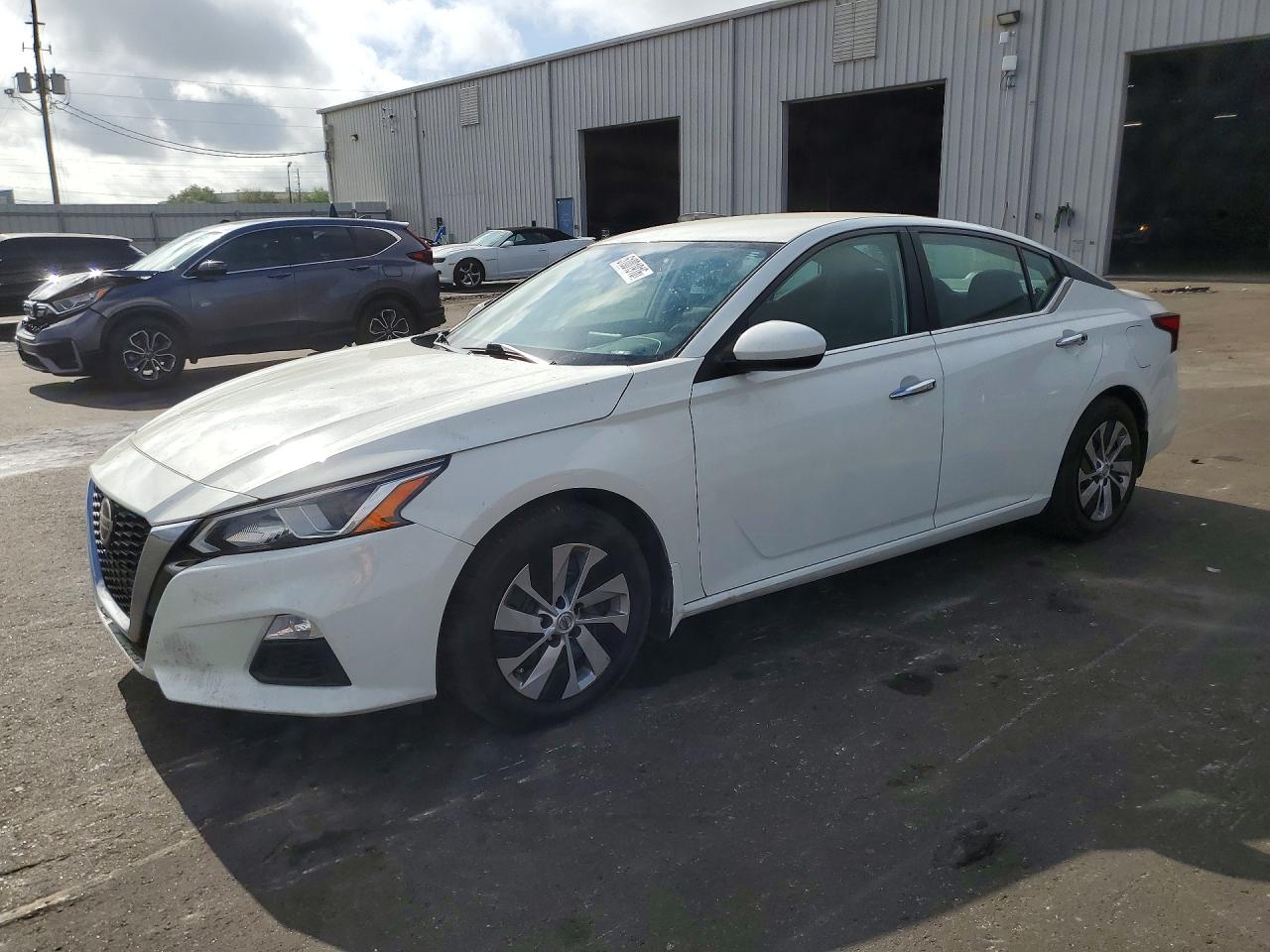 Salvage Nissan Altima Image