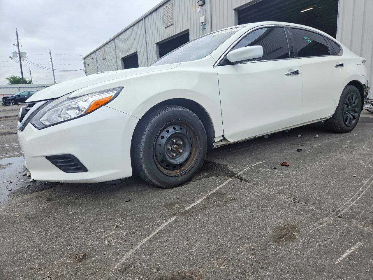 Salvage Nissan Altima Image