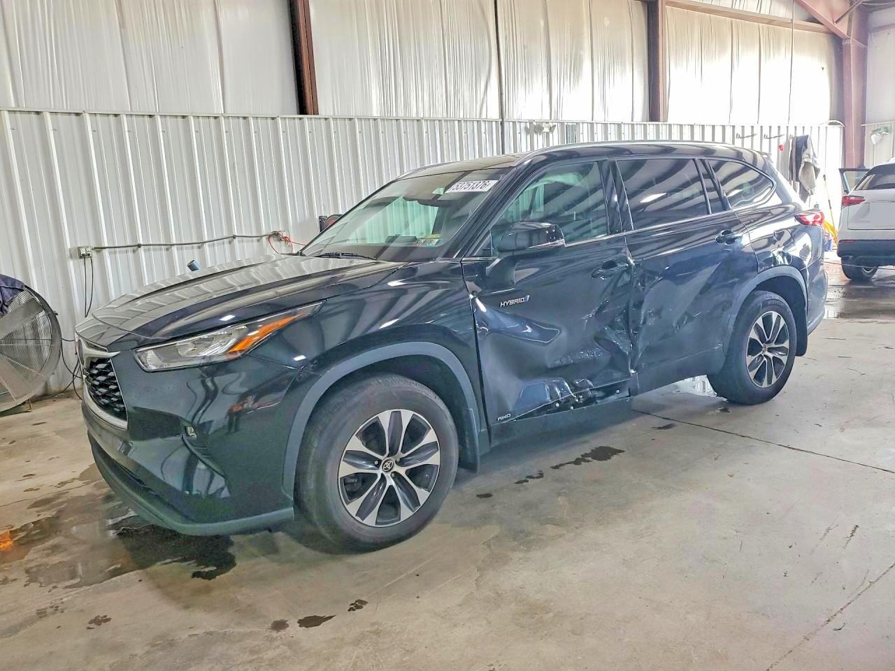Salvage Toyota Highlander Image