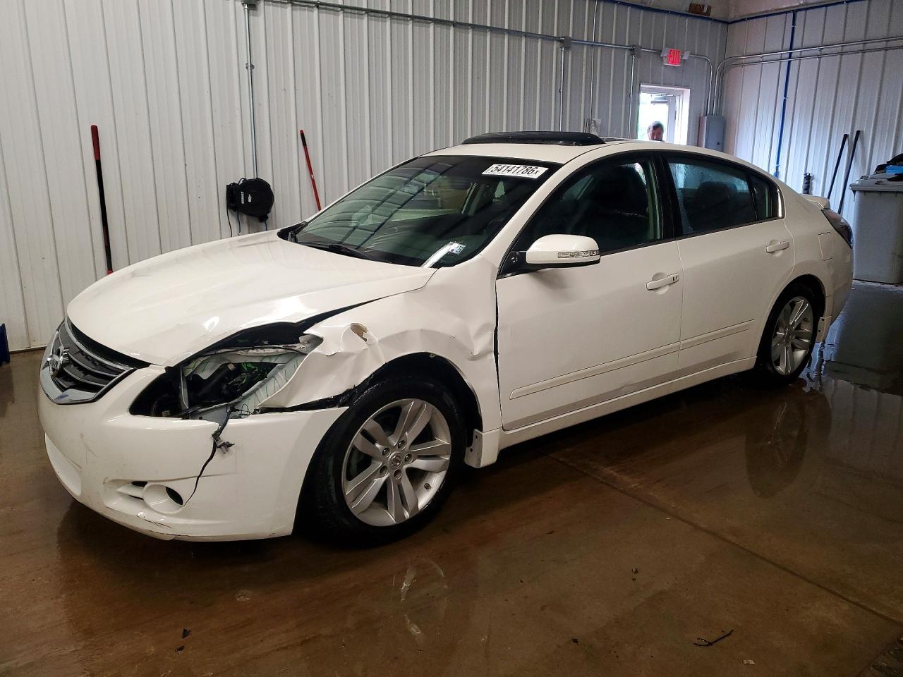 Salvage Nissan Altima Image