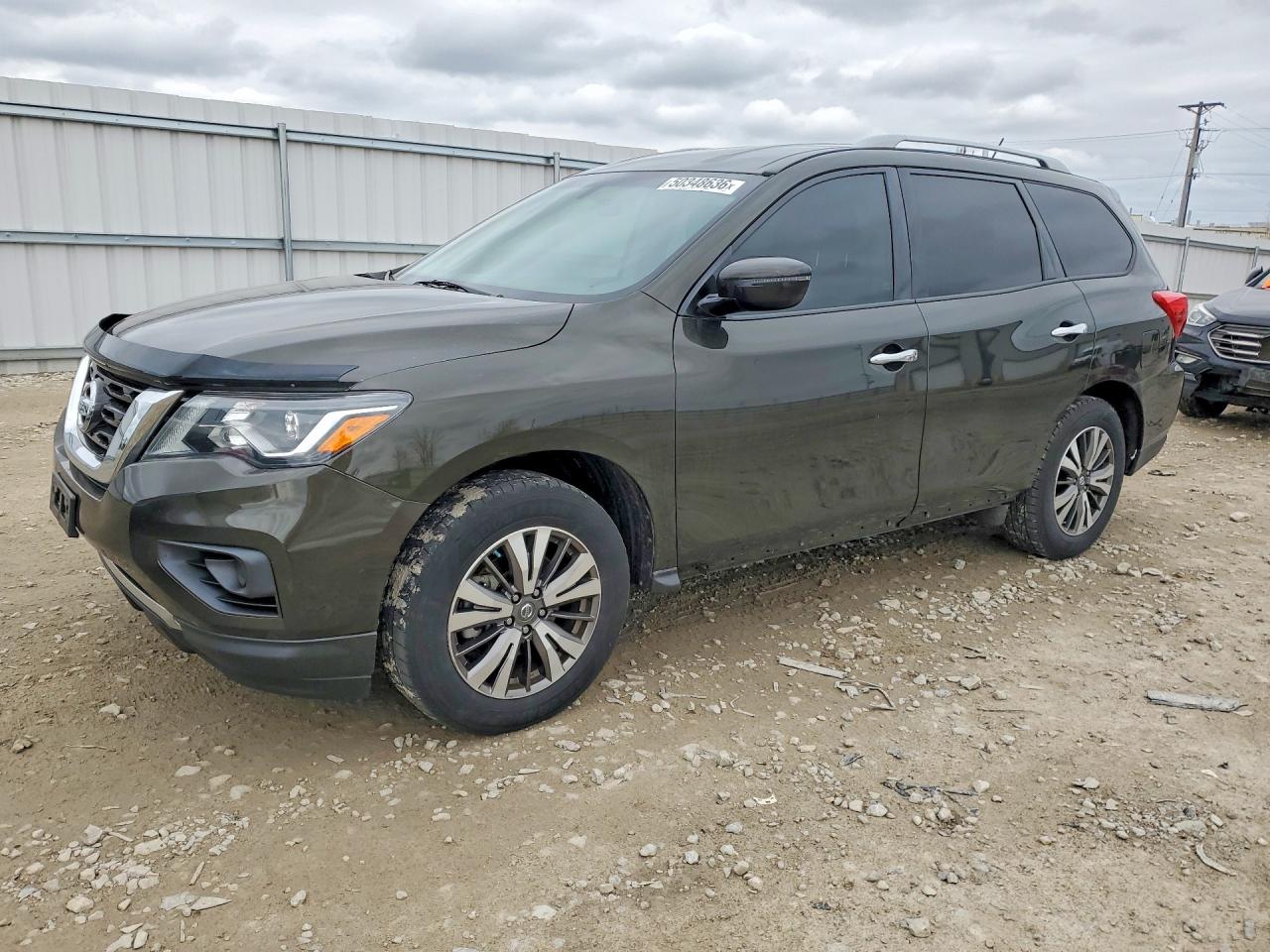 Salvage Nissan Pathfinder Image