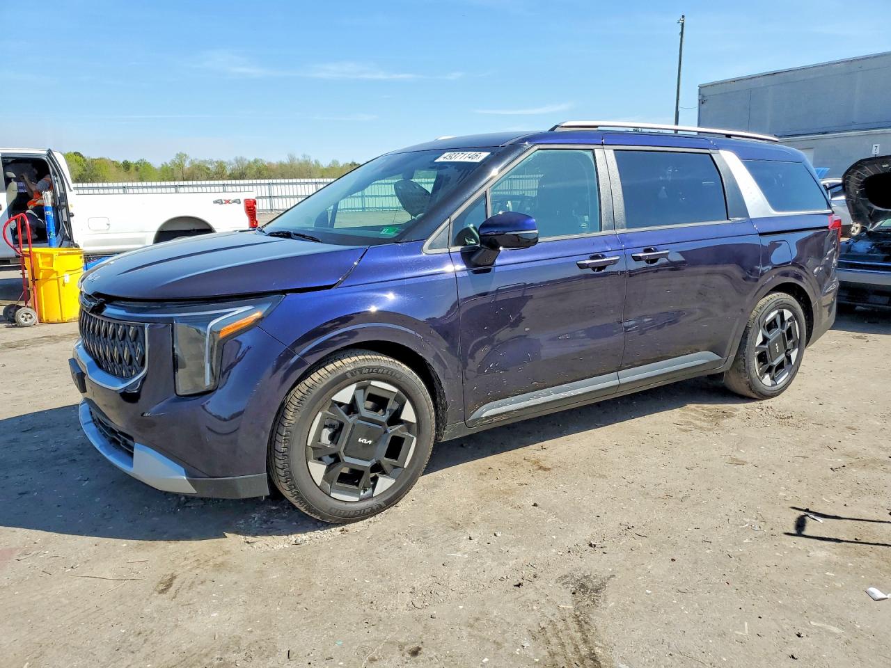 Salvage Kia Carnival Image