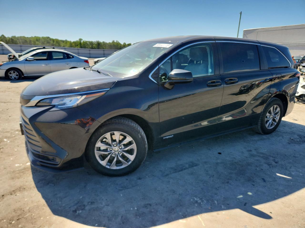 Salvage Toyota Sienna Image