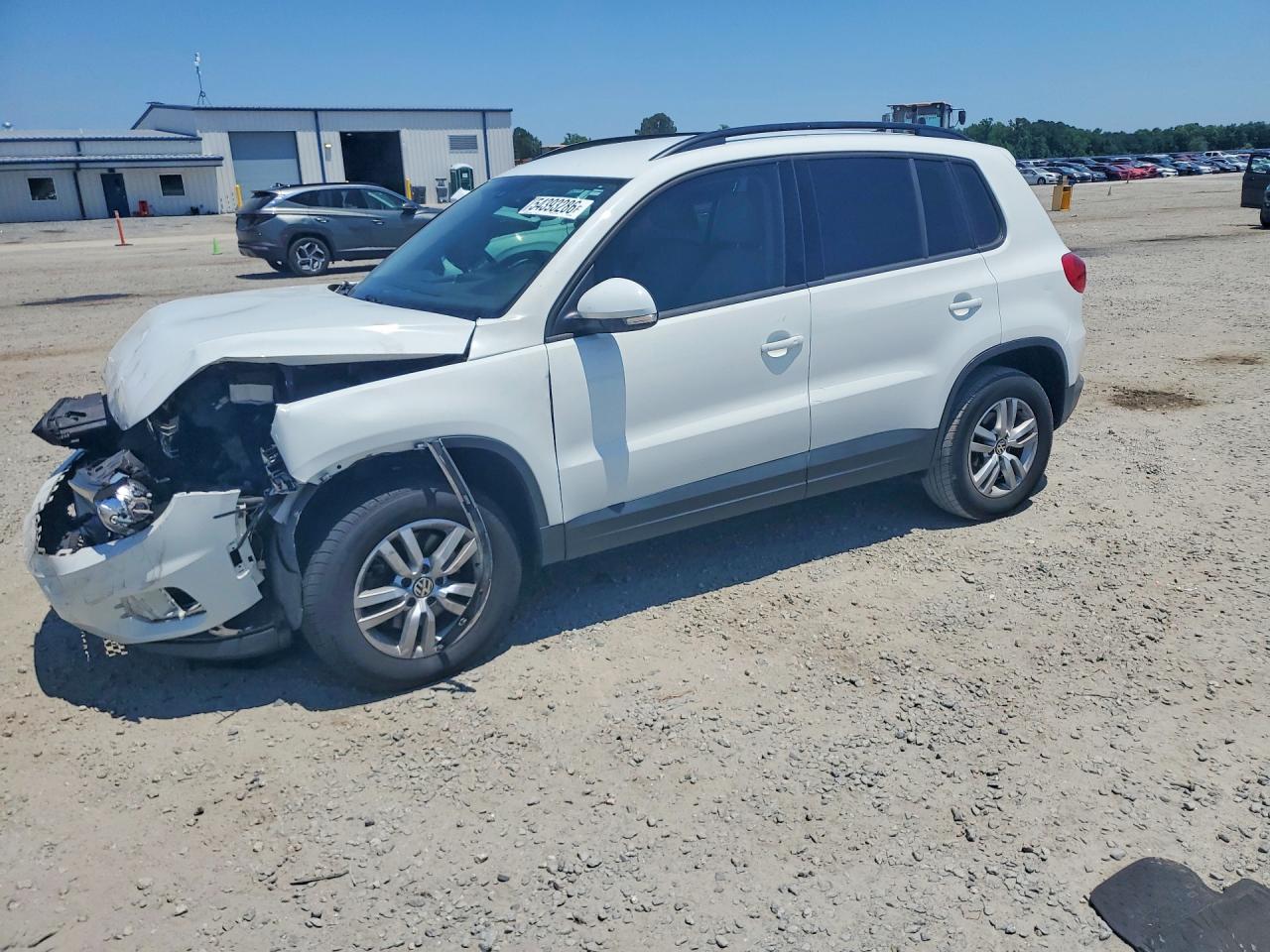 Salvage Volkswagen Tiguan Image