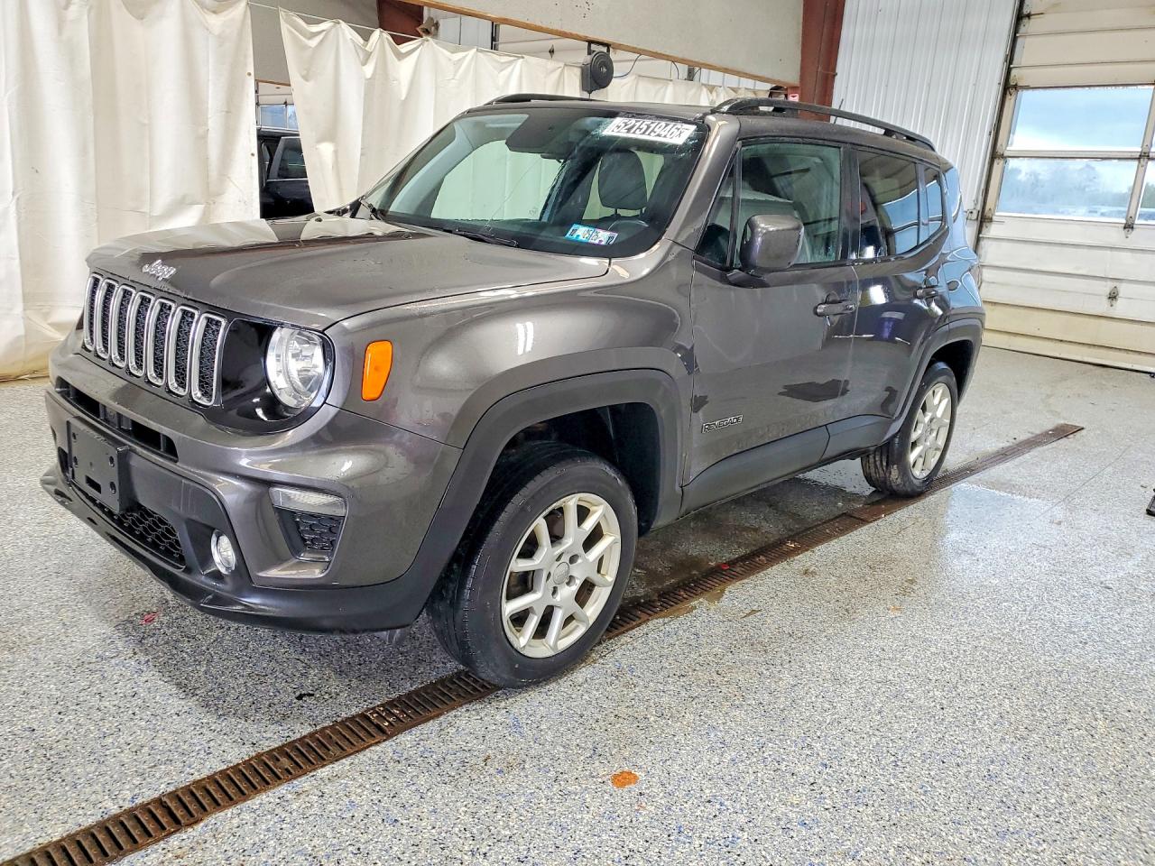 Salvage Jeep Renegade Image