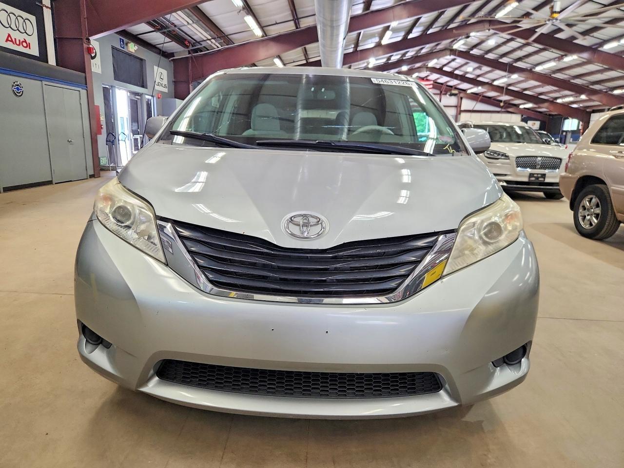 Toyota Sienna Le