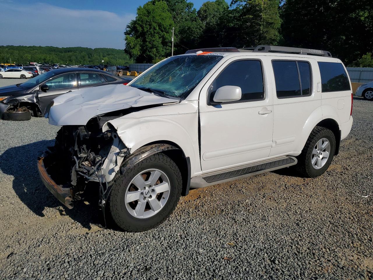 Salvage Nissan Pathfinder Image