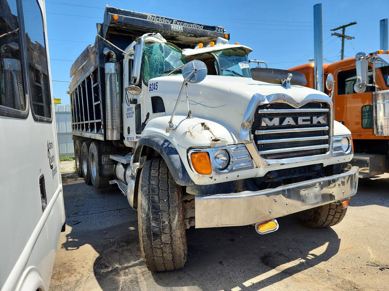 Salvage Mack 700 Ct Image