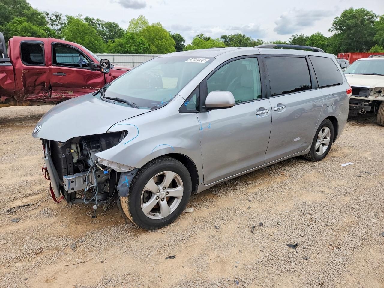 Salvage Toyota Sienna Image