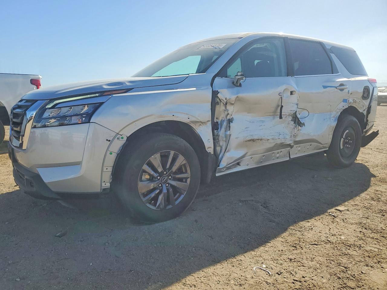 Salvage Nissan Pathfinder Image