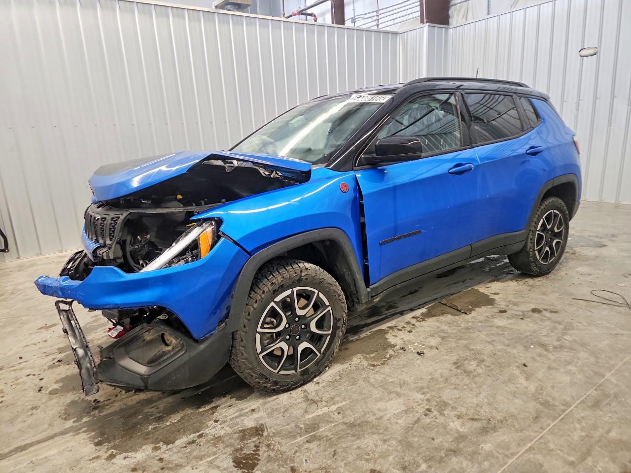 Salvage Jeep Compass Image