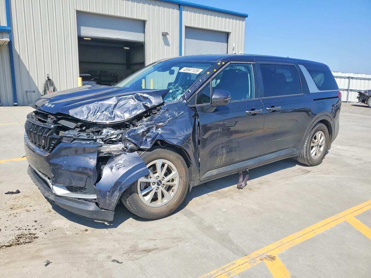 Salvage Kia Carnival Image