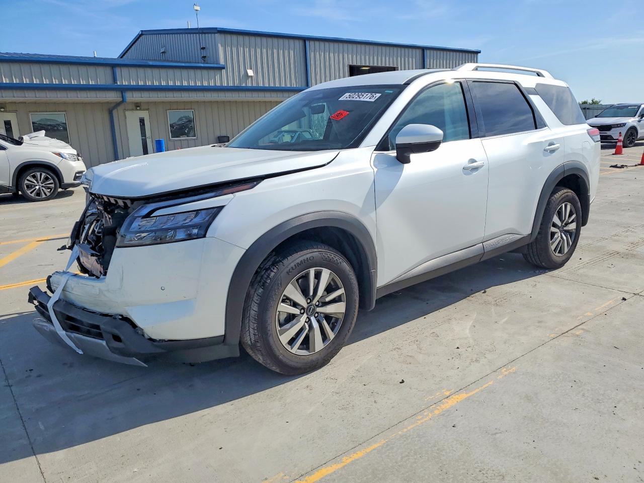 Salvage Nissan Pathfinder Image