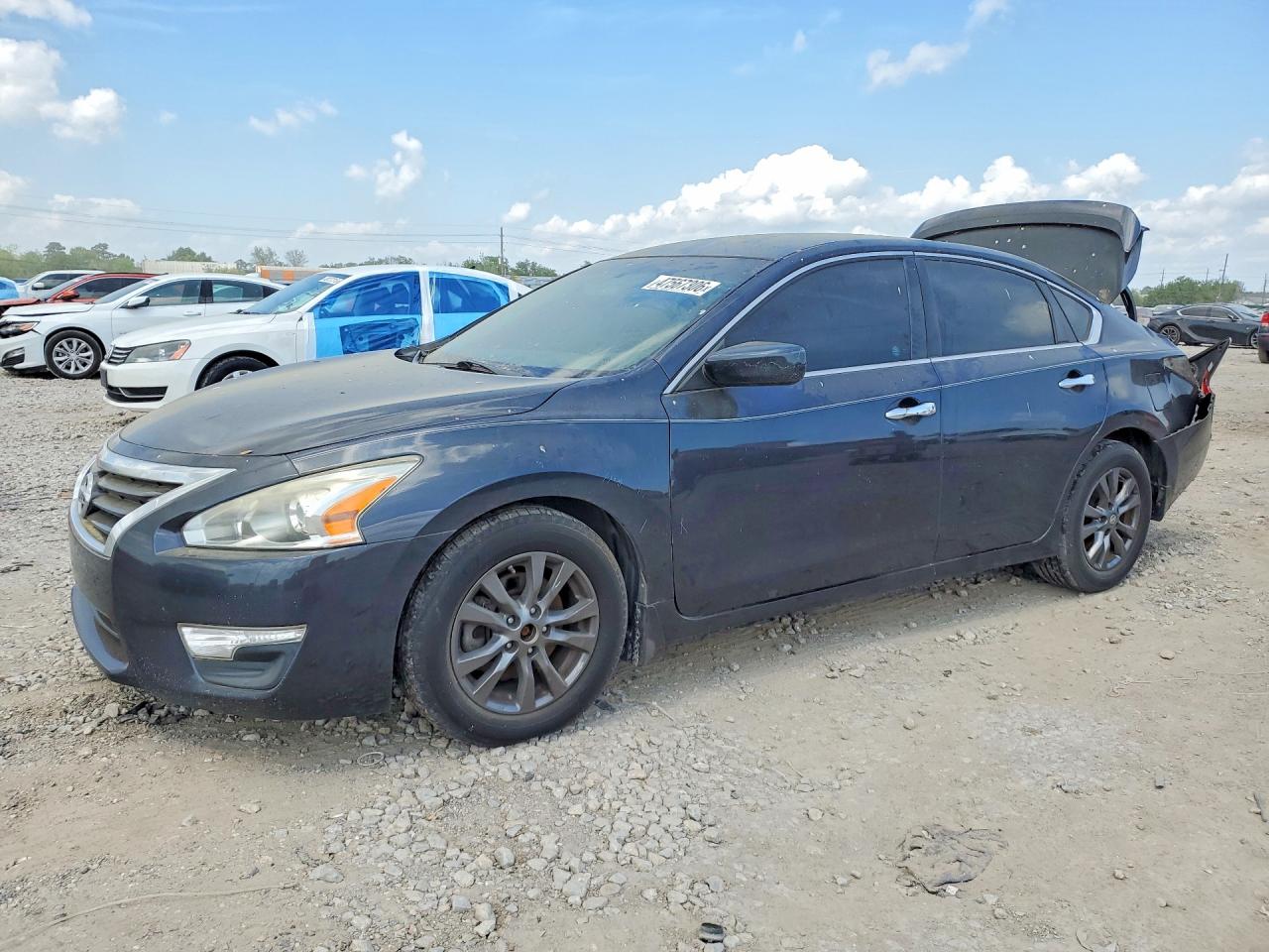 Salvage Nissan Altima Image