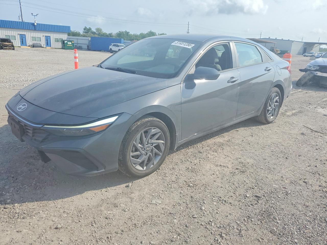 Salvage Hyundai ELANTRA Image