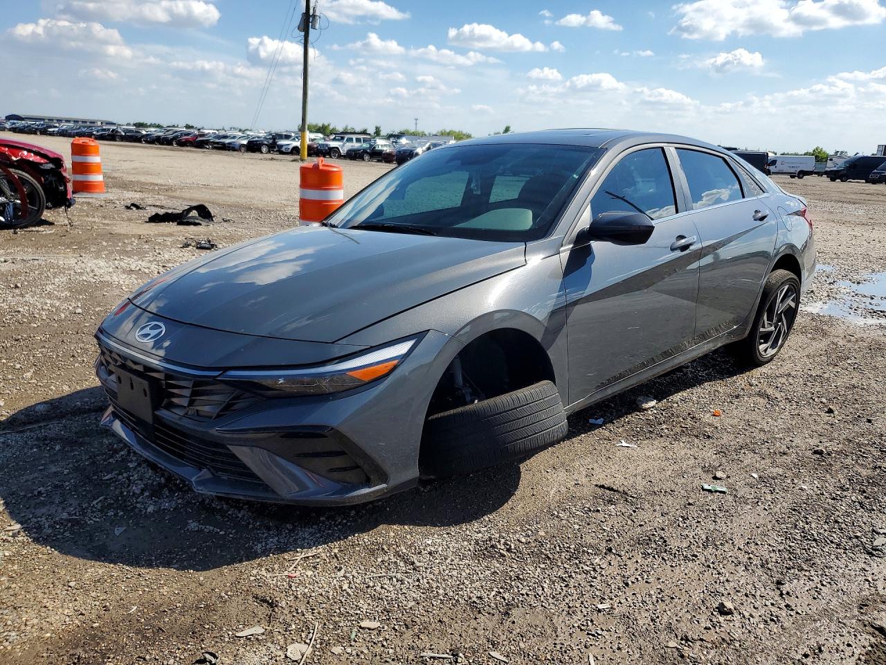 Salvage Hyundai ELANTRA Image