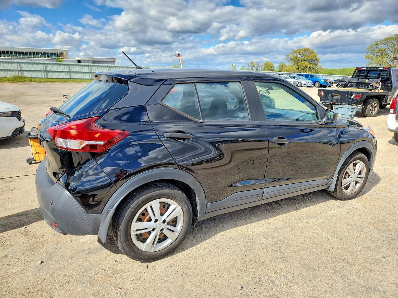 Nissan Kicks S
