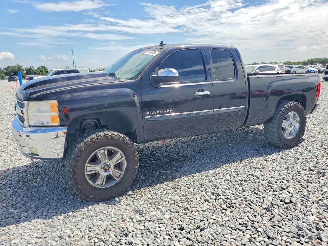 Salvage Chevrolet Silverado Image