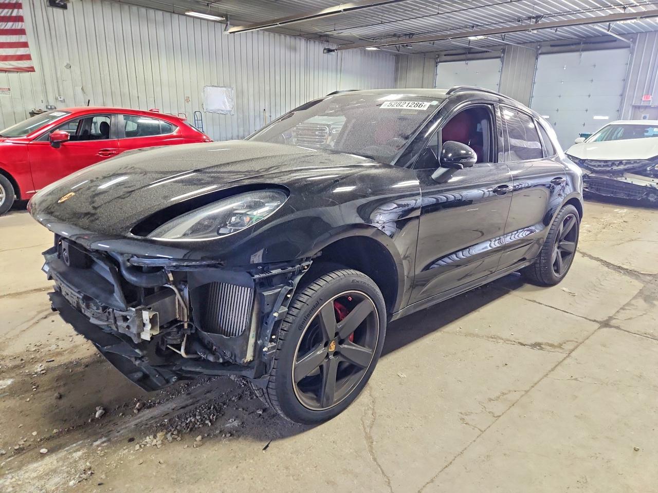 Salvage Porsche Macan Image
