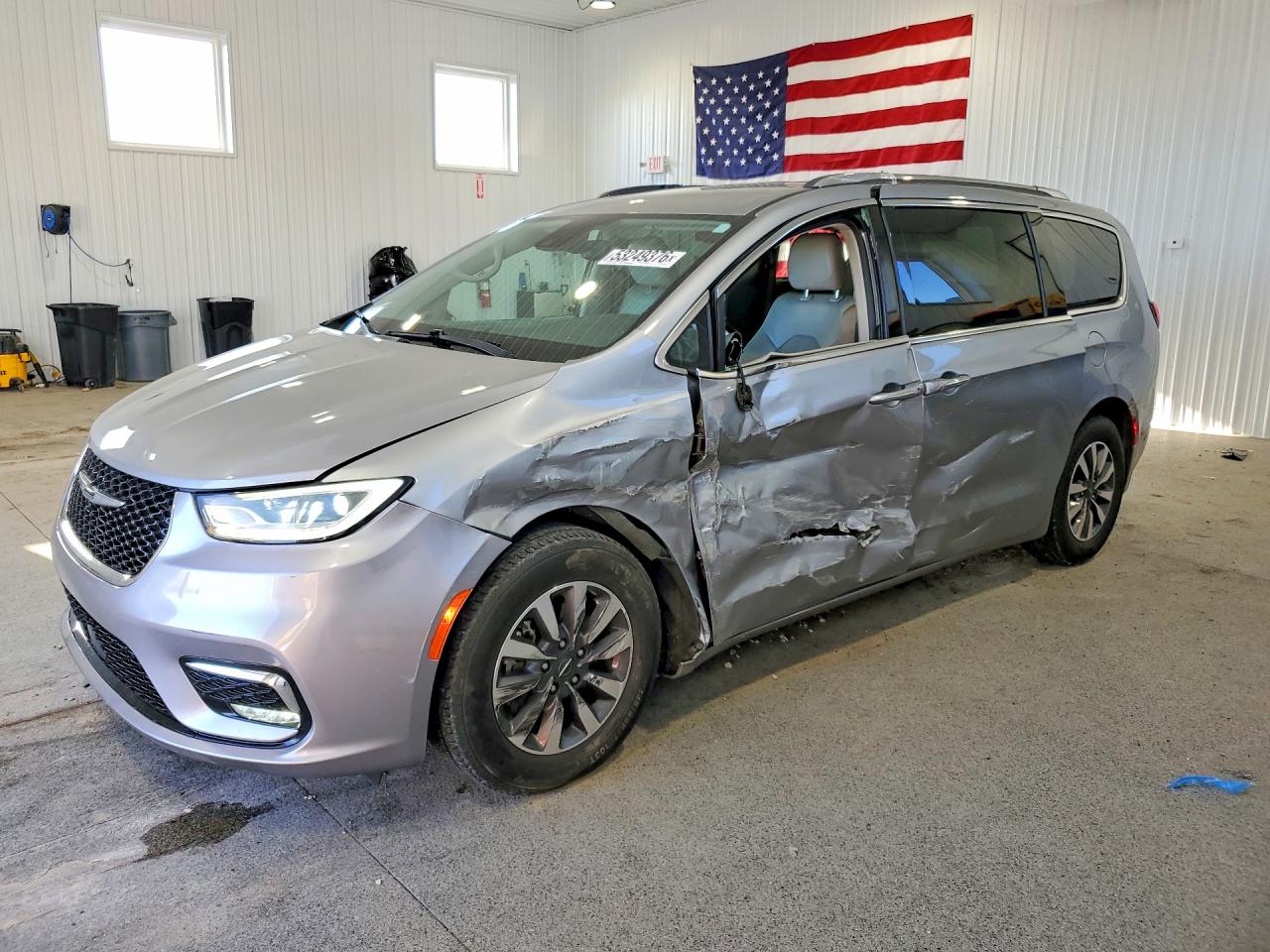 Salvage Chrysler Pacifica Image