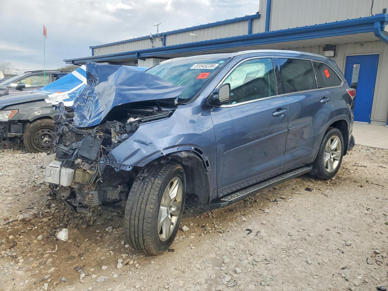 Salvage Toyota Highlander Image