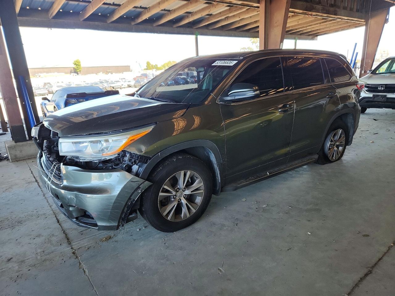 Salvage Toyota Highlander Image