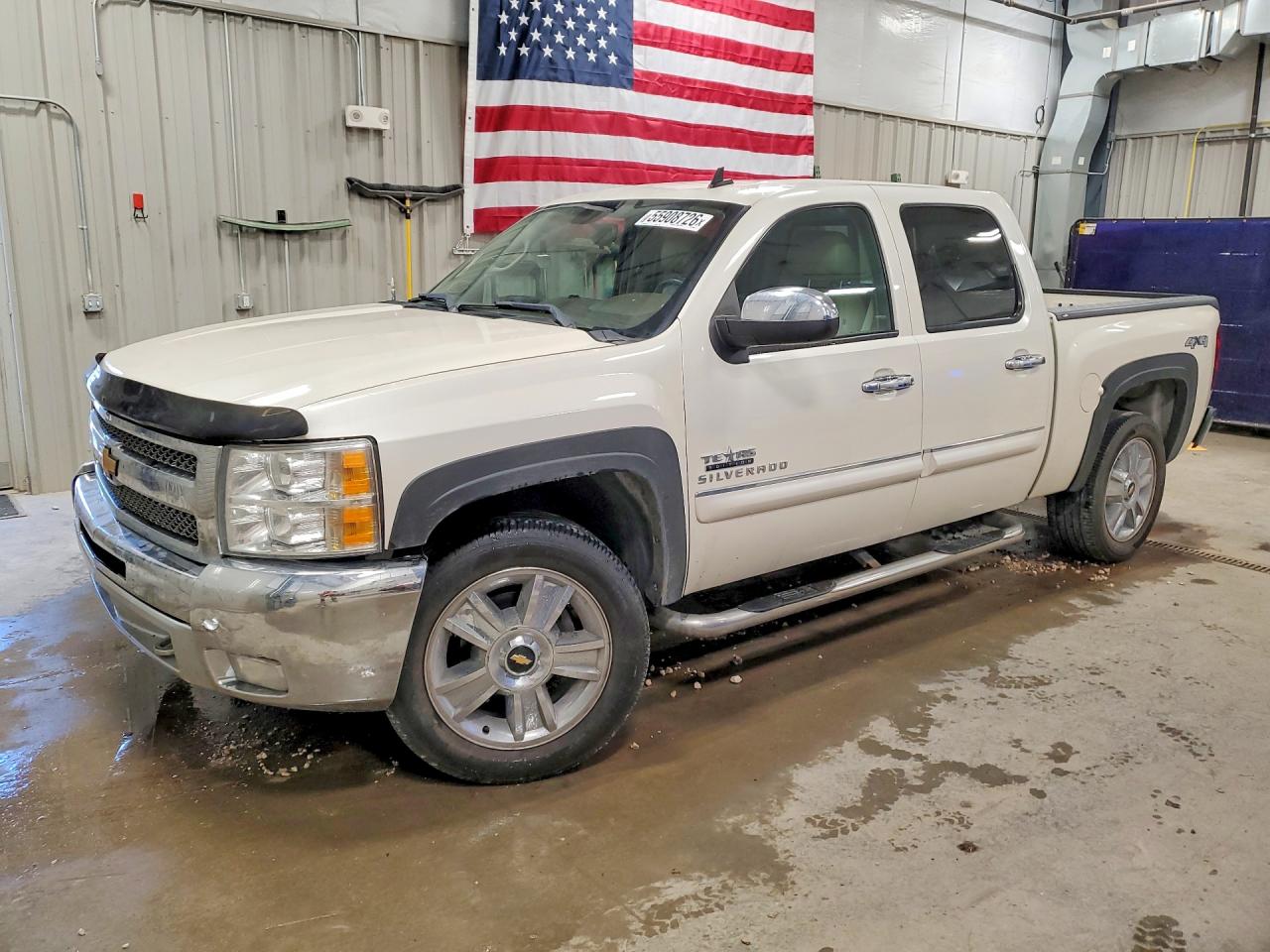 Salvage Chevrolet Silverado Image