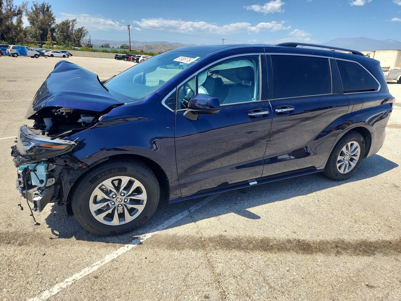 Salvage Toyota Sienna Image