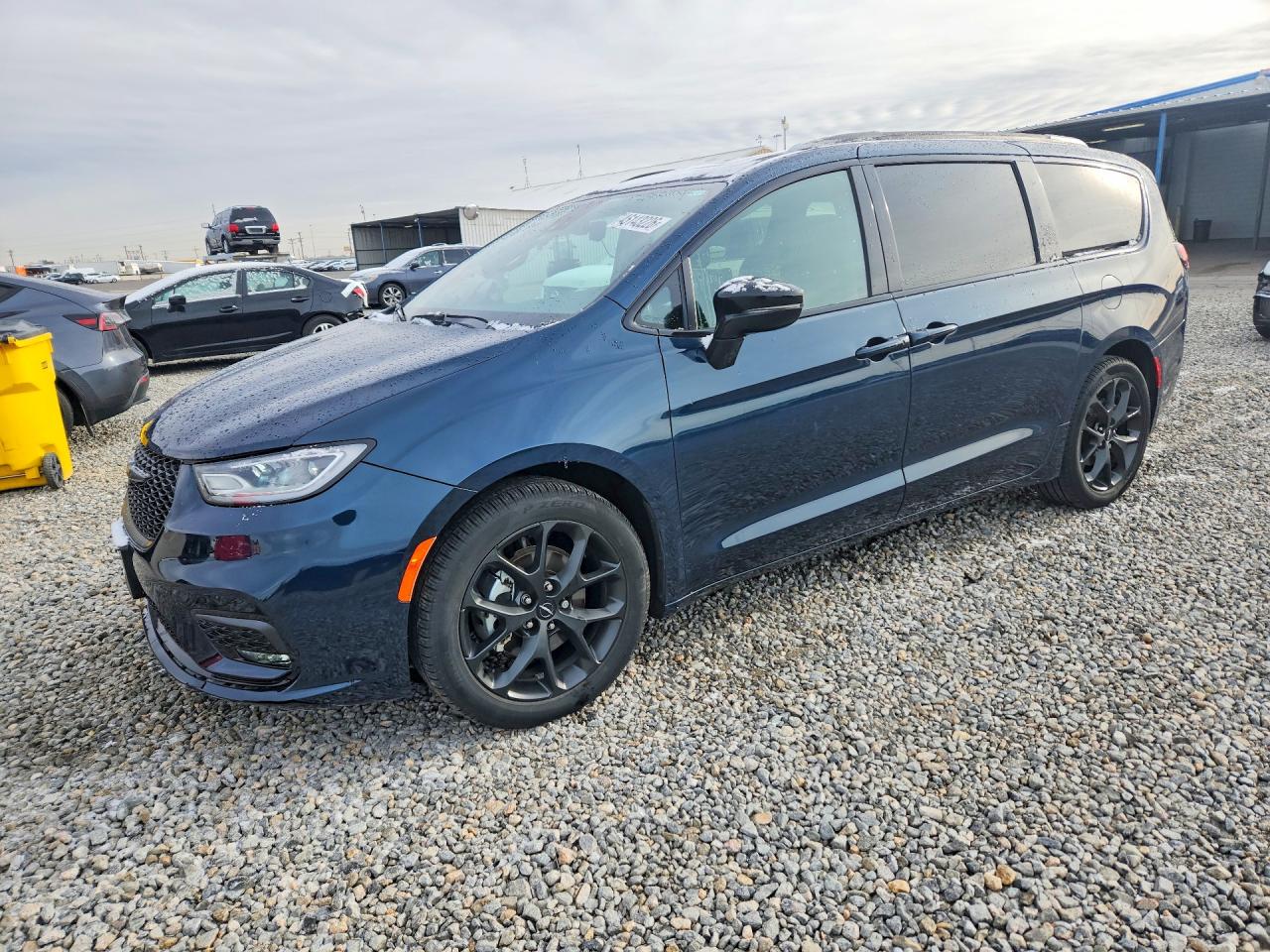 Salvage Chrysler Pacifica Image