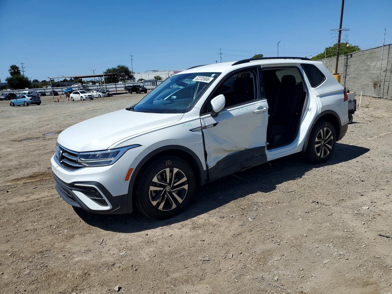 Salvage Volkswagen Tiguan Image