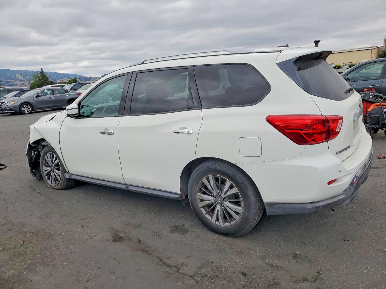 Nissan Pathfinder Sv