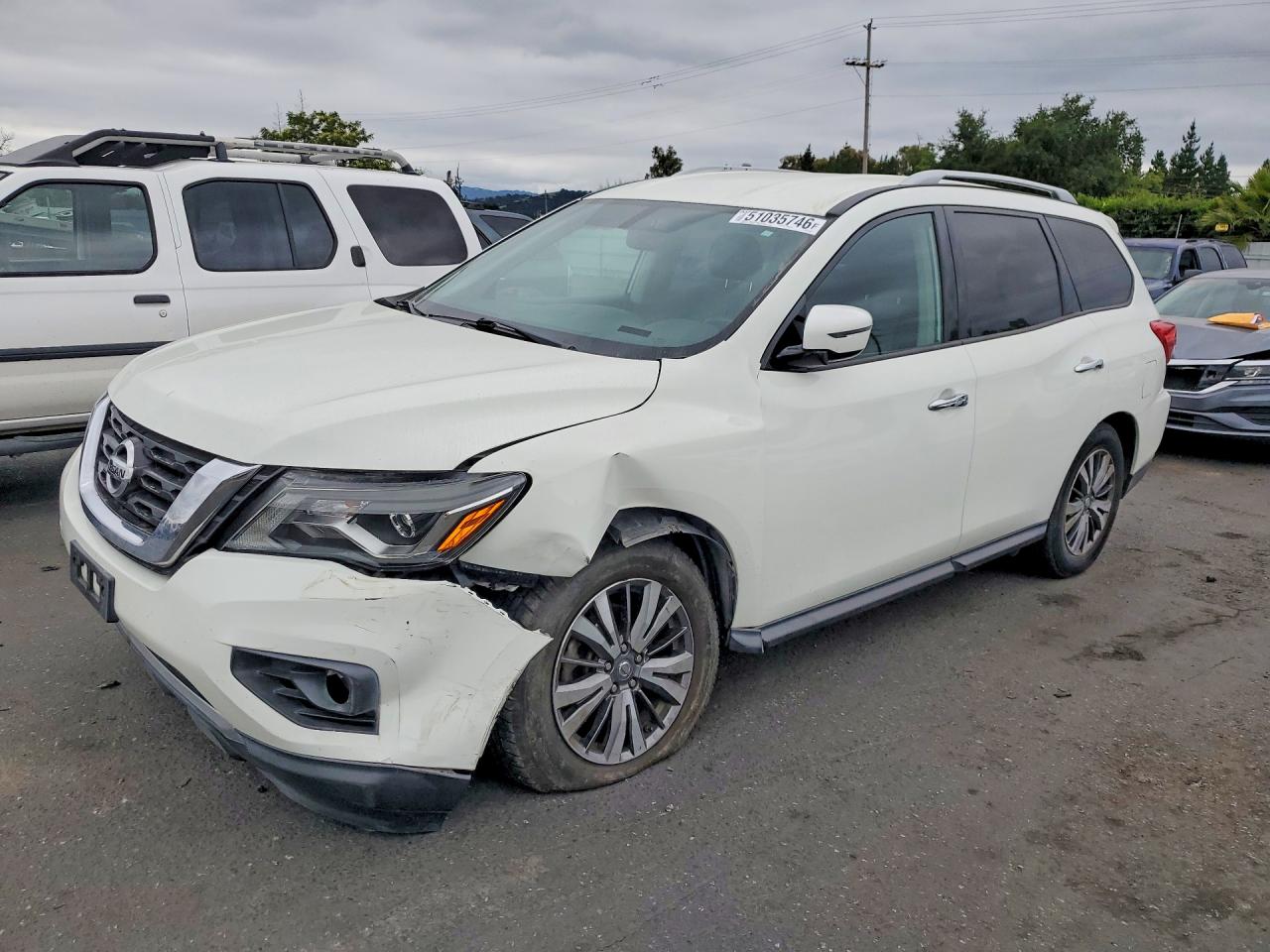 Salvage Nissan Pathfinder Image