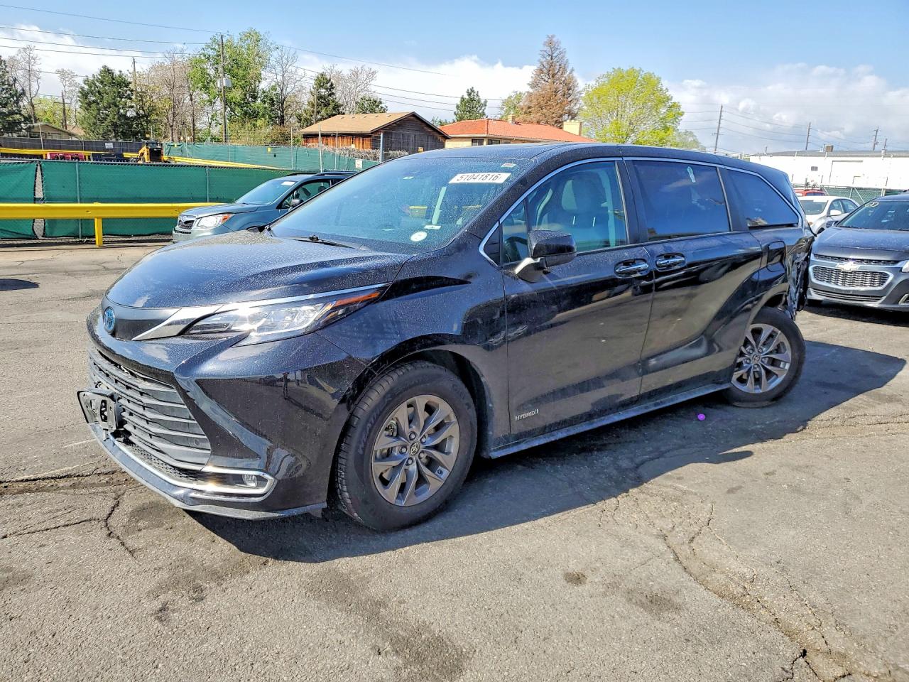 Salvage Toyota Sienna Image