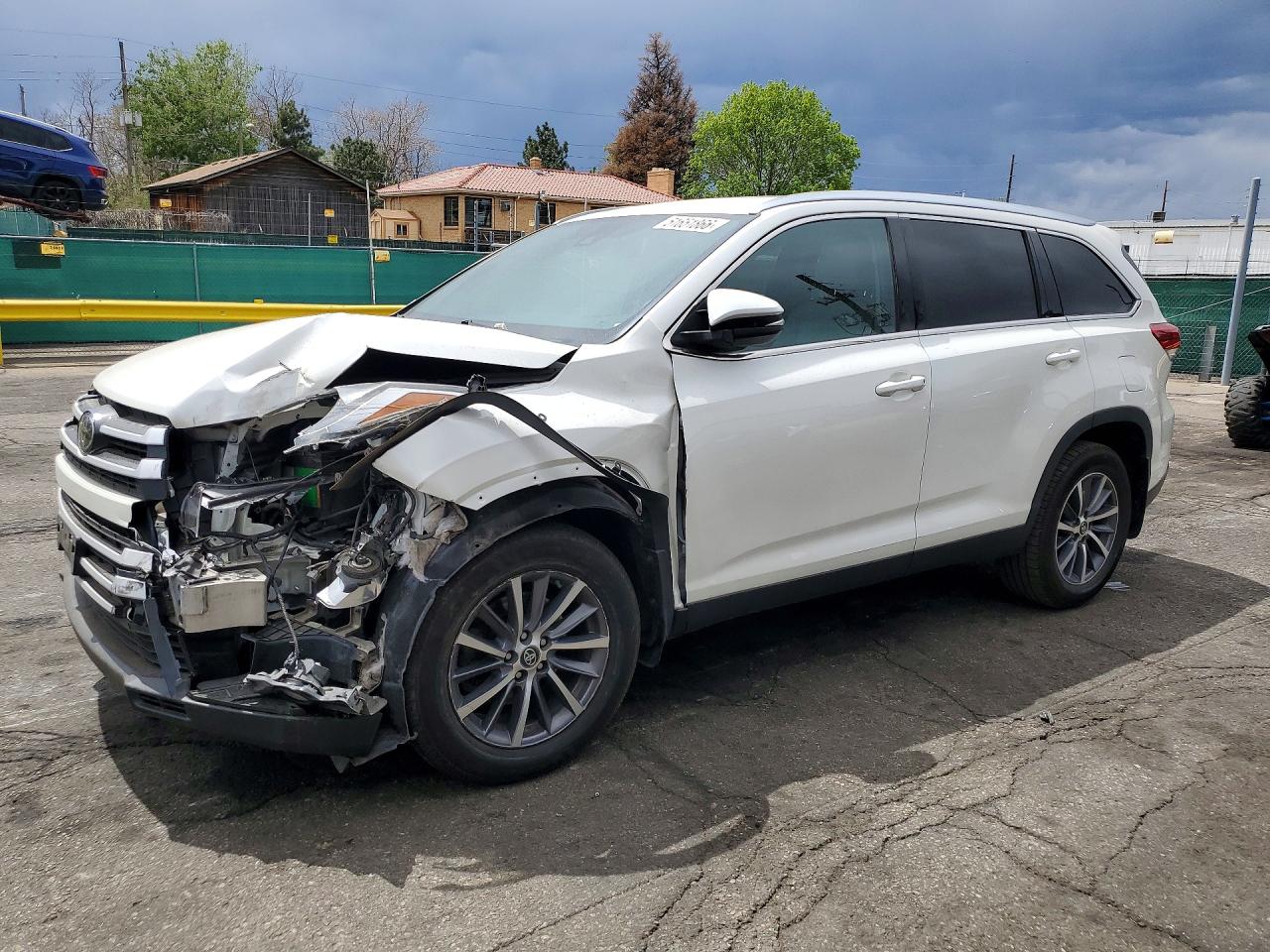 Salvage Toyota Highlander Image