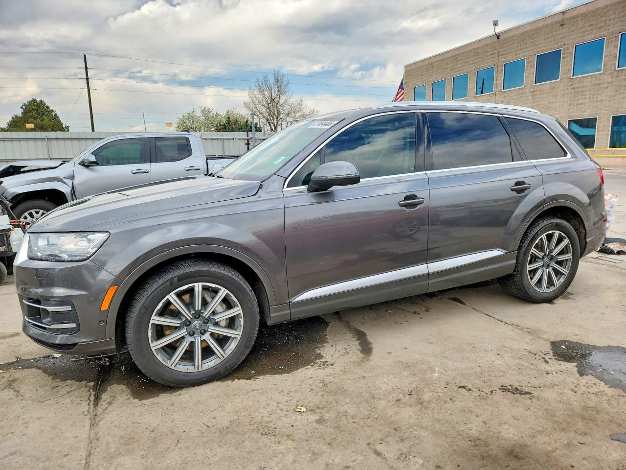 Salvage Audi Q7 Image