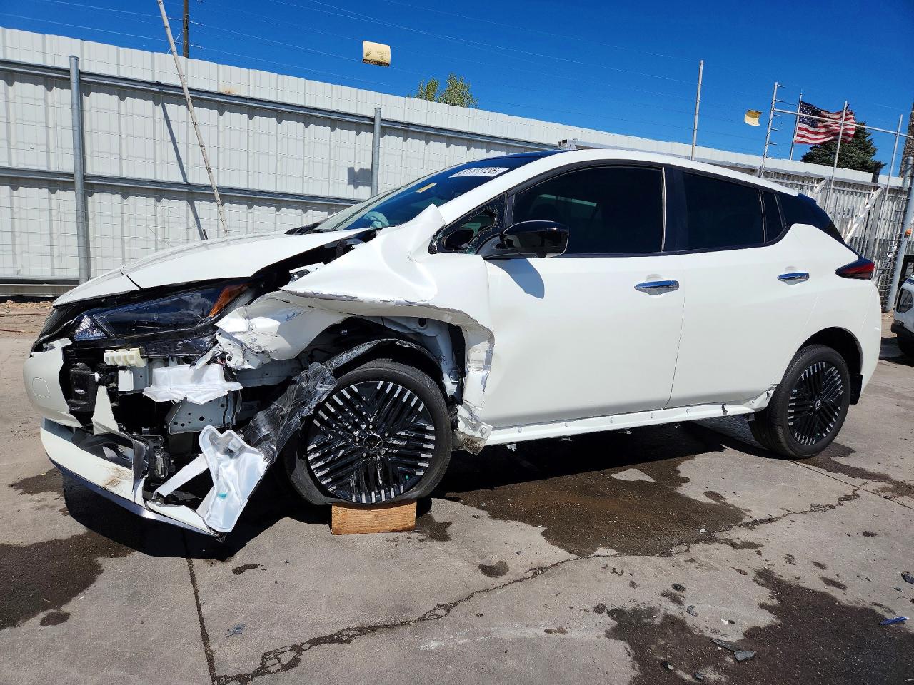 Salvage Nissan LEAF Image
