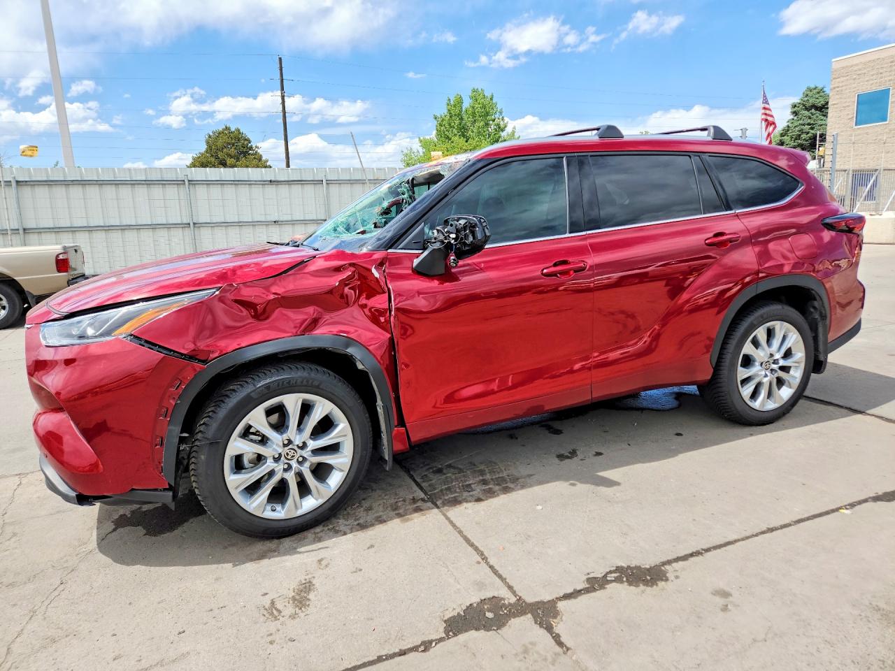 Salvage Toyota Highlander Image