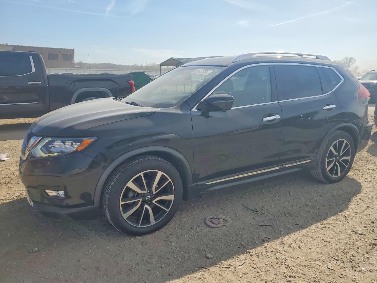 Salvage Nissan Rogue Image