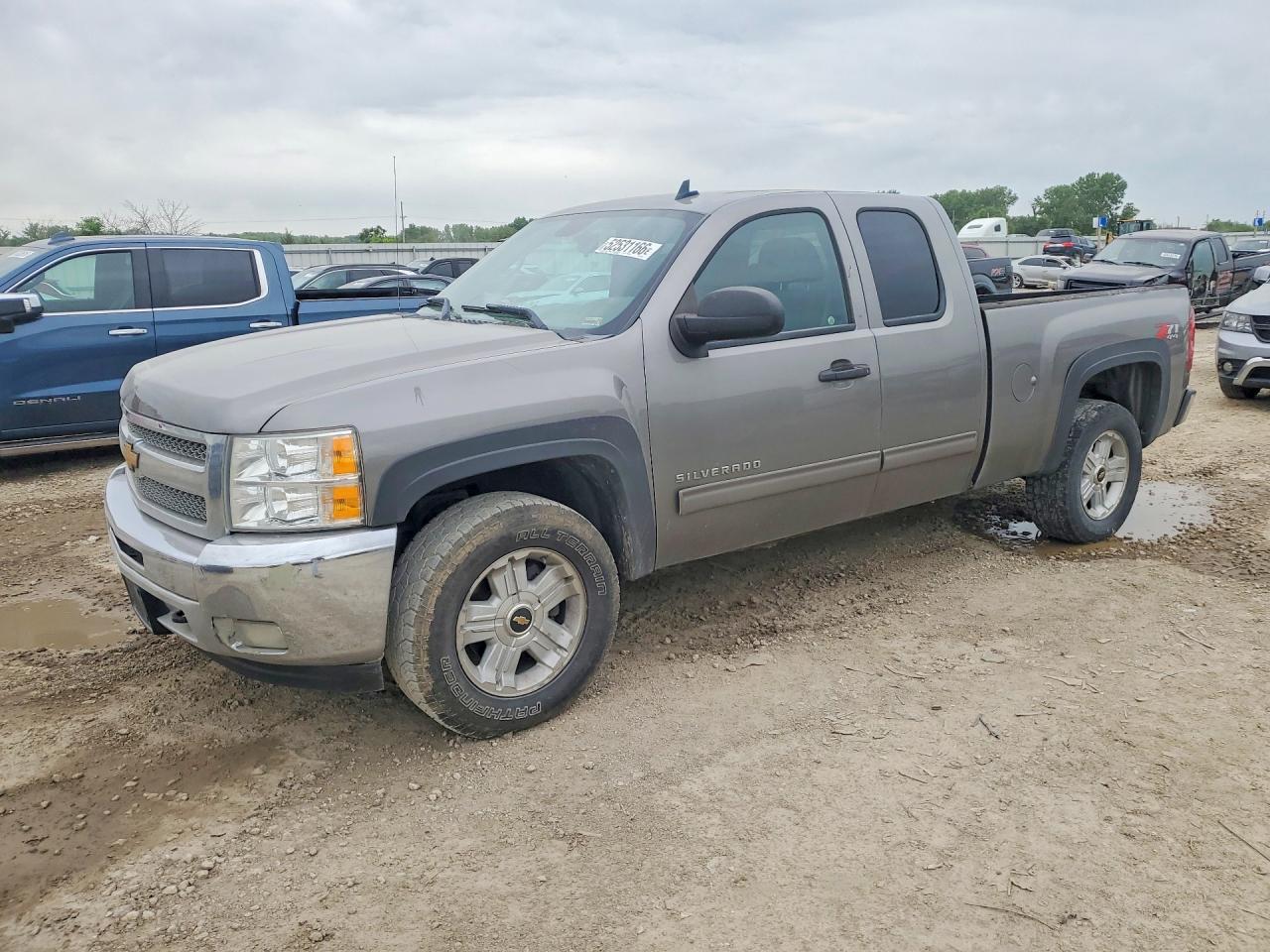 Salvage Chevrolet Silverado Image