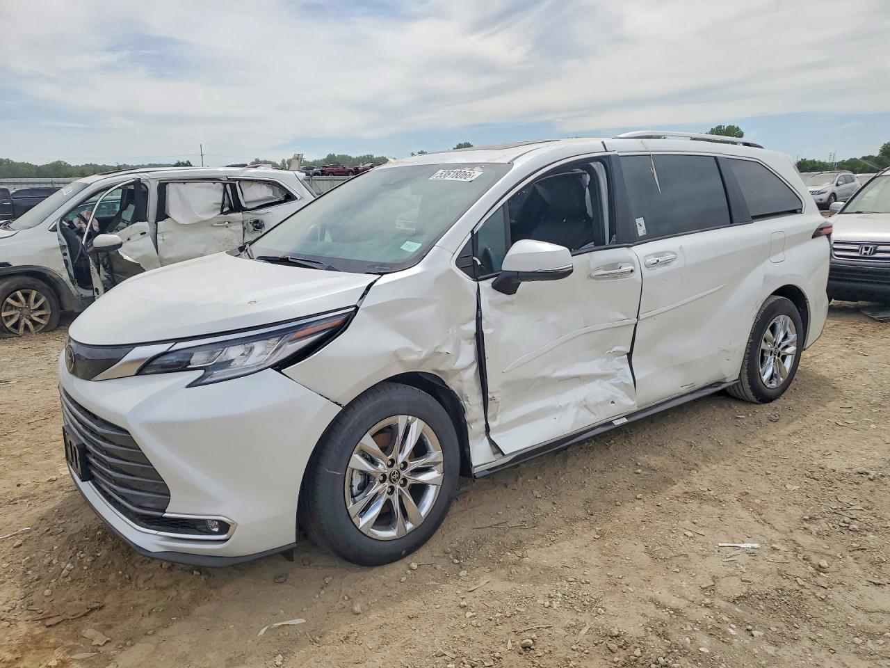 Salvage Toyota Sienna Image