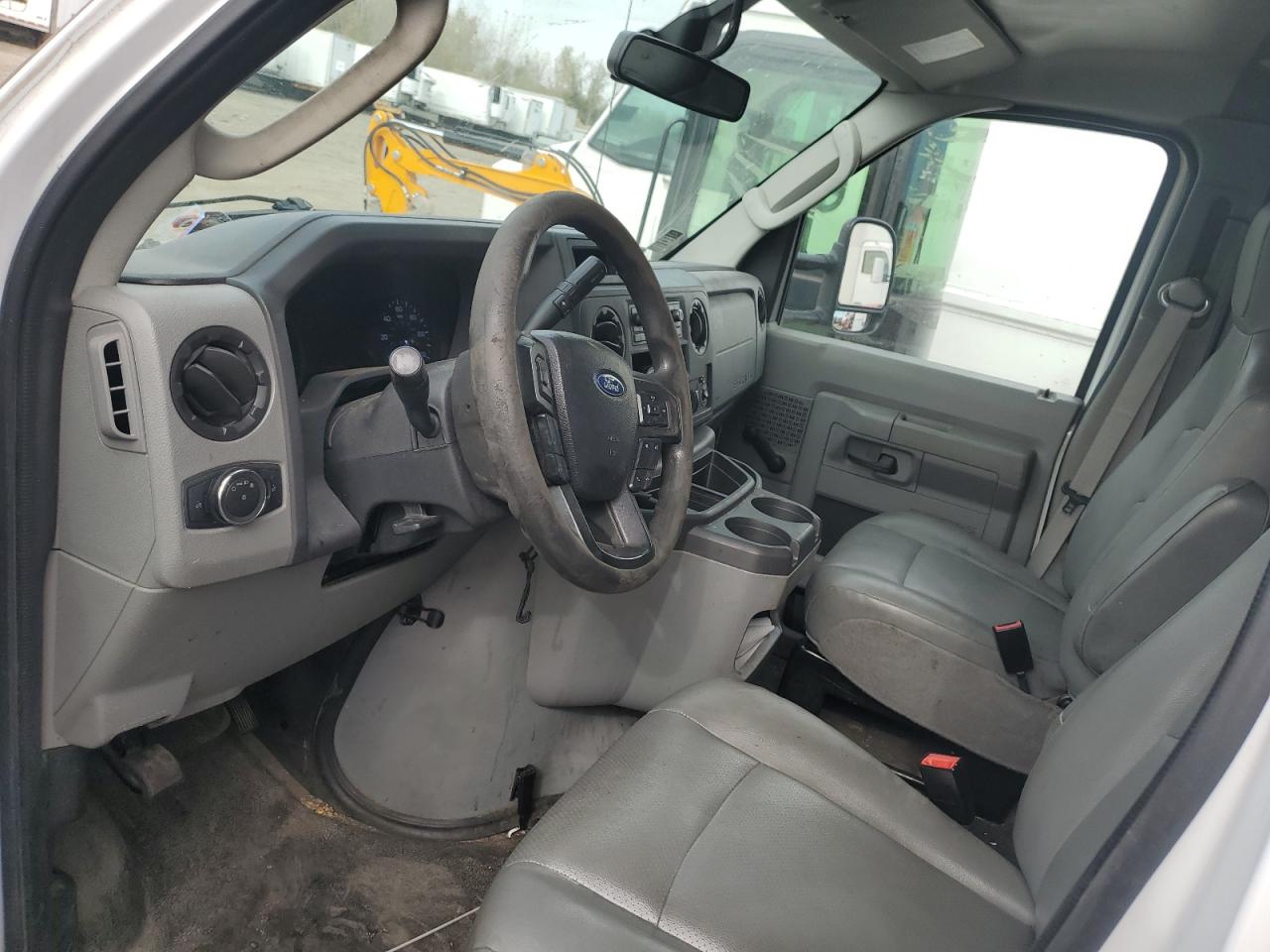 Ford Econoline E350 Super Duty Cutaway Van