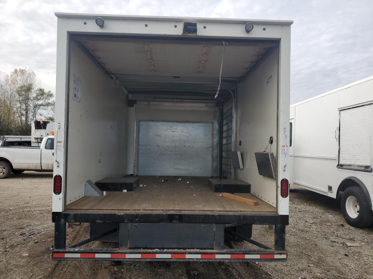 Ford Econoline E350 Super Duty Cutaway Van