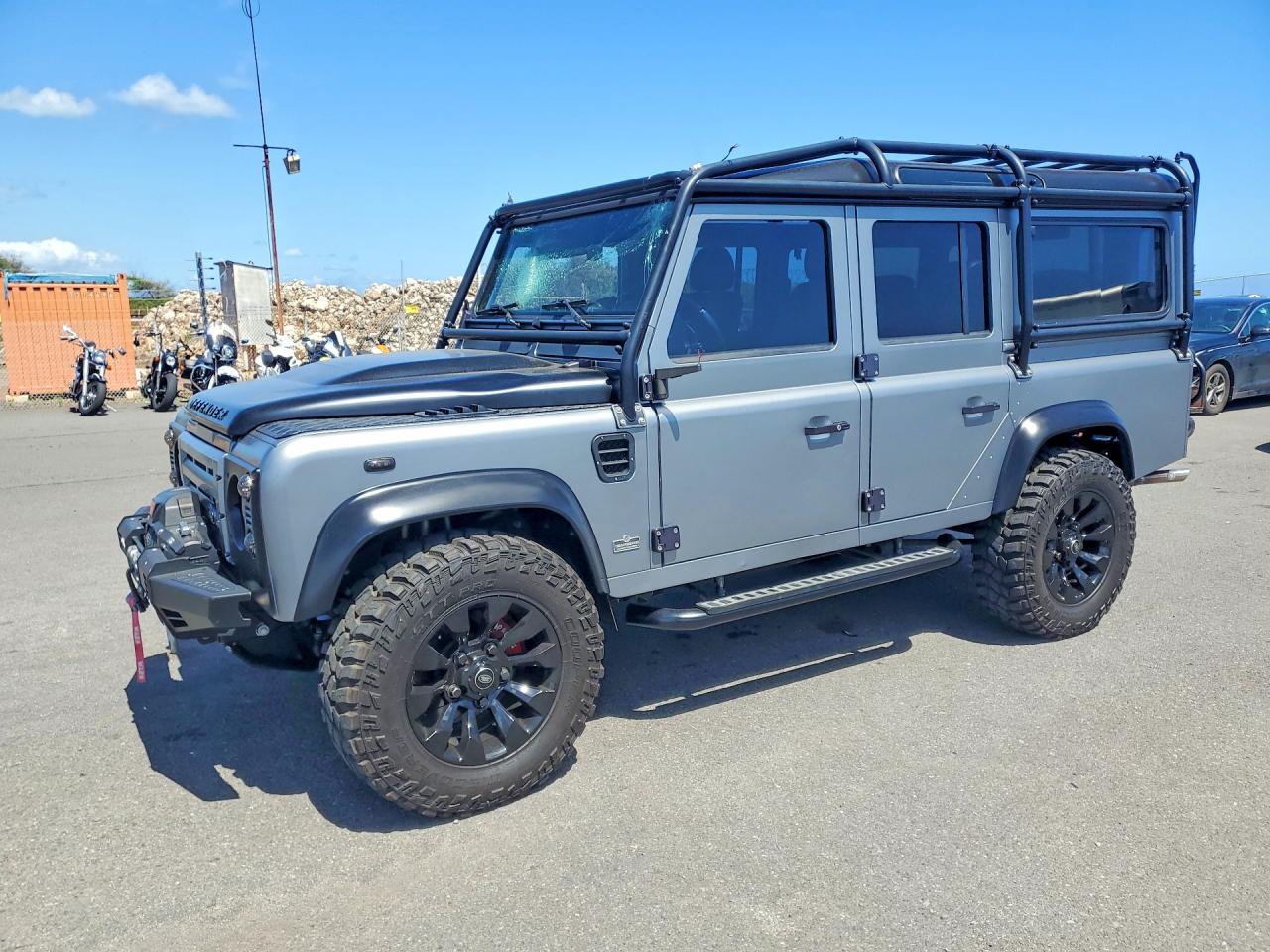 Salvage Land Rover Defender Image