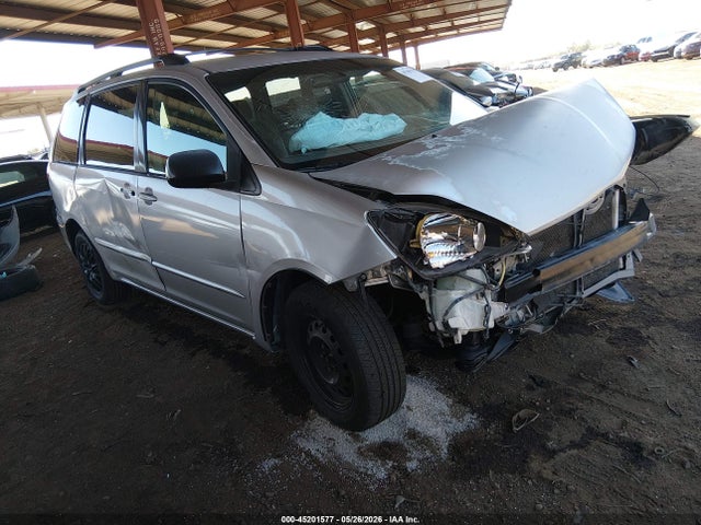 Salvage Toyota Sienna Image