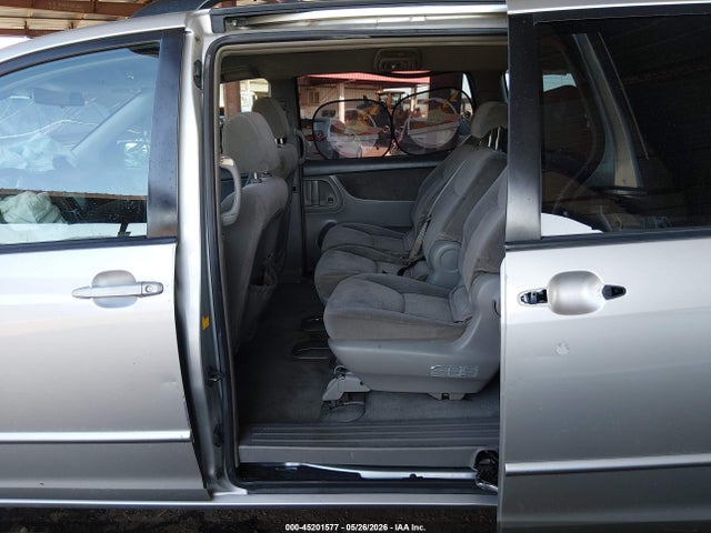 Toyota Sienna Le