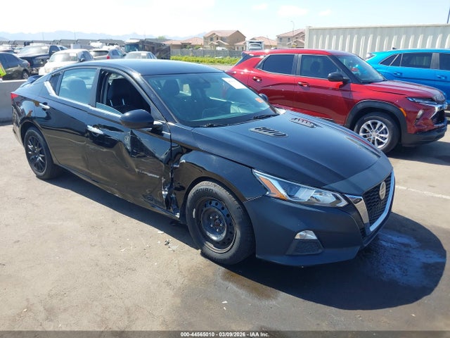 Salvage Nissan Altima Image